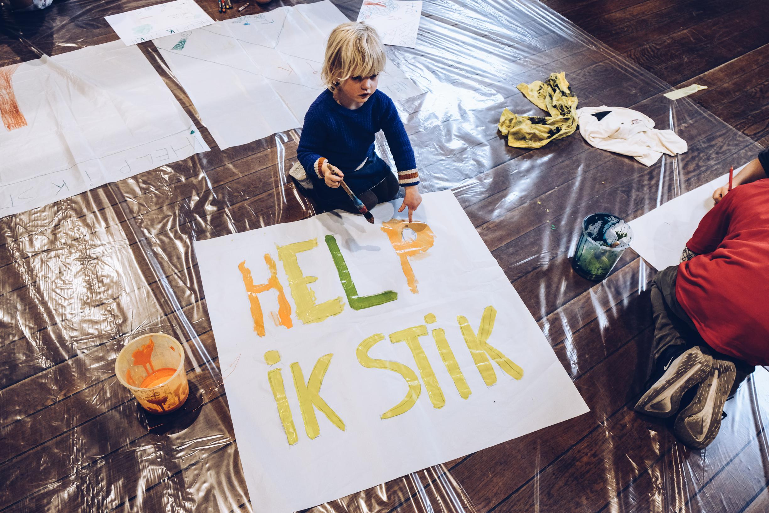Lesbische schoolmeisjes spelen